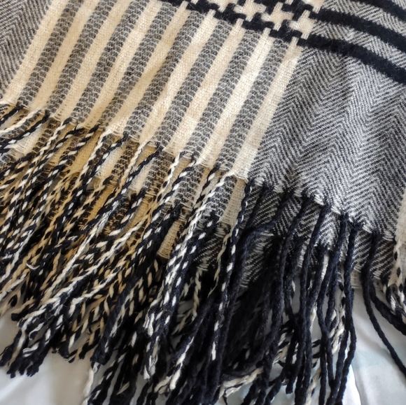 Multi pattern b/w blanket wrap - Picture 4 of 5